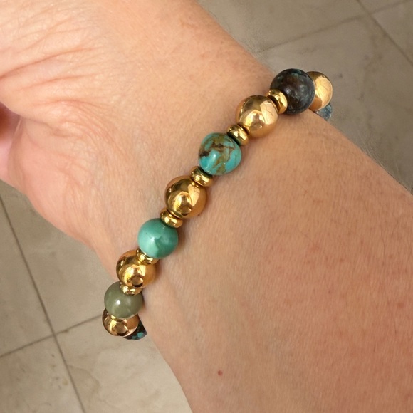 Natural turquoise & gold tone spacer bead stretchy bangle bracelet - Picture 4 of 6
